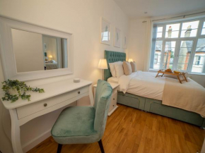 Vibrant City Centre - KING Bed, Entire Apartment